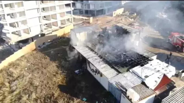 İnşaat işçilerinin kaldığı 8 konteyner, elektrik kontağından çıkan yangın sonrası cayır cayır yandı