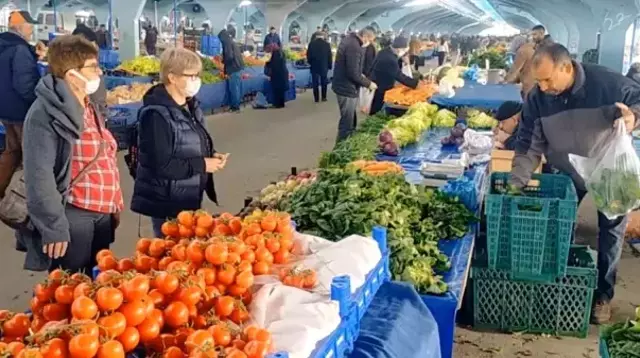 Semt pazarlarında bazı sebze fiyatlarında düşüş yaşanıyor... Pazarda 15 TL, markette 25 TL