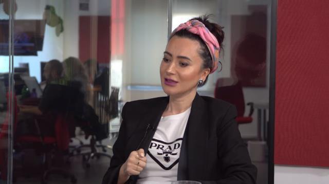 Mesleğini bırakarak müzisyen olan Tuğba Ünal, sesiyle ünlülere rakip oldu