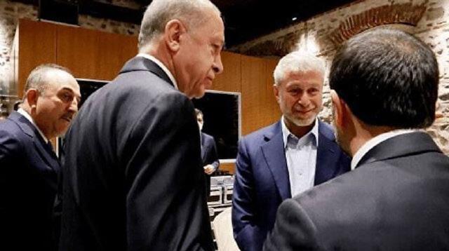 Rusya ve Ukrayna heyetinin görüşmesinde Abramovich, kendisine ayrılan yere oturmak istemedi