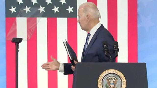 ABD Başkanı Joe Biden 8 gün aradan sonra tekrar boşlukla tokalaştı
