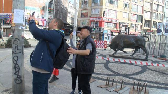 Kadıköy'ün simgesi boğa heykeli 15 gün süreyle bakıma alındı! Etrafı bariyerlerle kapatıldı