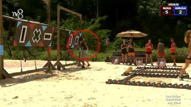 Survivor'da sinirler gerildi! Dokunulmazlık oyununda sayı kaybeden Nisa, parkura kafa attı