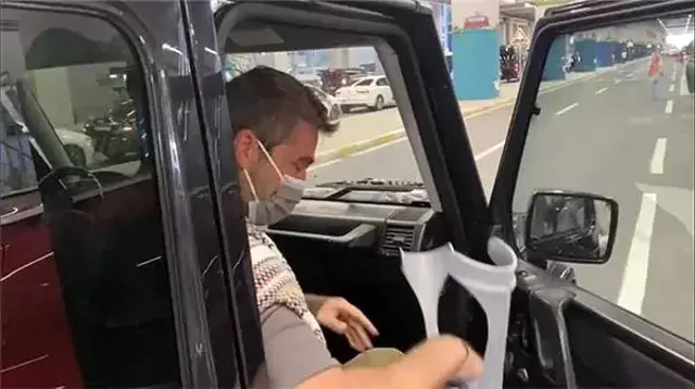 Barbaroslar Akdeniz'in Kılıcı dizisinden ayrılan Engin Altan Düzyatan koltuk değneğiyle görüntülendi