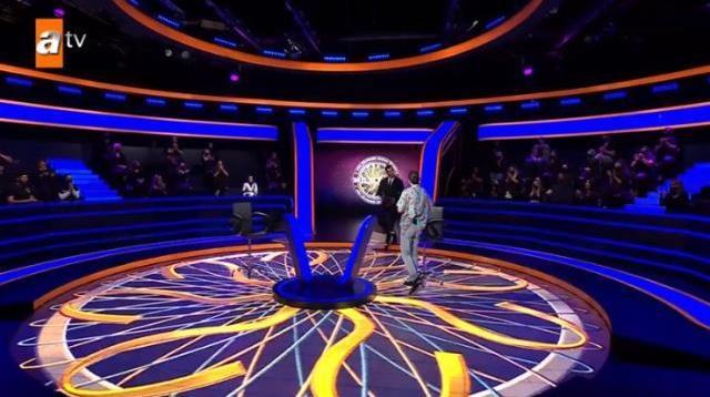 Kim Milyoner Olmak İster'de güldüren anlar! Heyecanlanan yarışmacı, Kenan İmirzalıoğlu'nun koltuğuna oturmaya çalıştı