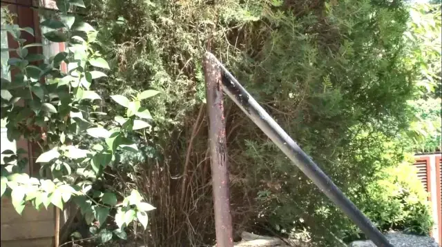 Villa inşaatından düşen işçi, demirlere ok gibi saplandı! O anlar kamerada