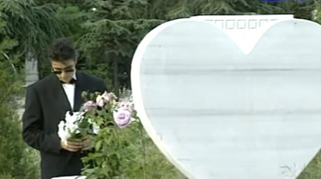 Ötenazi ile yaşamına son verdiren eski manken Sinem Üretmen yıllar önce çekilen bir klipte ölen sevgili rolünü oynamış