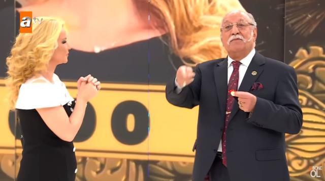 Canlı yayında güldüren mikrofon kazası! Rahmi Özkan'ın Müge Anlı'ya sürprizini herkes duydu