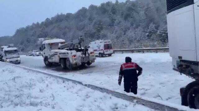 Son Dakika: Anadolu Otoyolu'nun Bolu-Yedigöller mevkisinde meydana gelen zincirleme trafik kazası nedeniyle İstanbul yönü ulaşıma kapandı