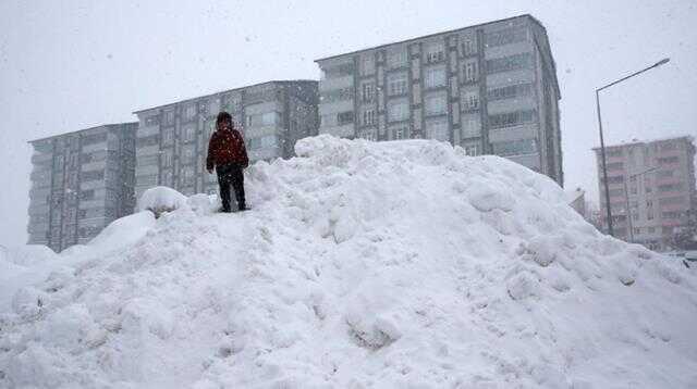 Türkiye beyaza büründü! Kar şiddetini iyice artırdı, İstanbul ve Ankara dahil 39 ilde eğitime ara verildi