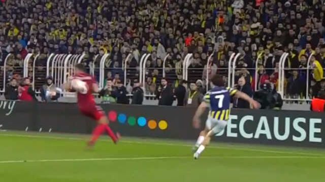 F.Bahçe-Sevilla maçında çıldırtan hakem yönetimi! Net penaltıyı 5 dakika incelediler