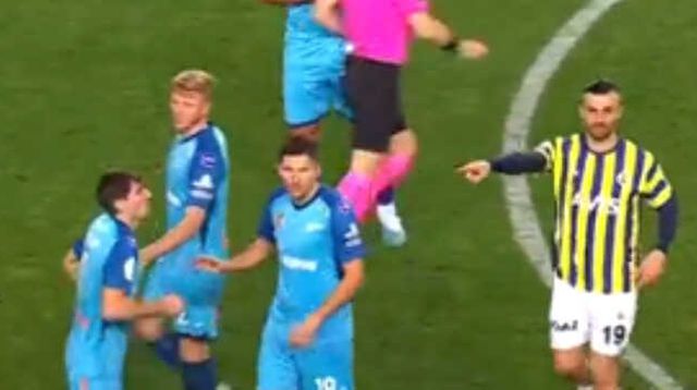 Depremzedeler için düzenlenen maçta oldu! Serdar Dursun 'Bunu çıkarın' dedi, Mert Hakan ensesine yapıştı