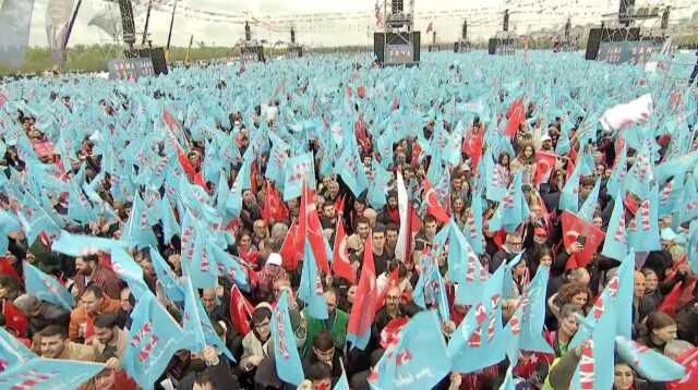 Maltepe'de miting alanı tıka basa doldu! Kalabalığın ağzında tek bir slogan var: Hak Hukuk Adalet