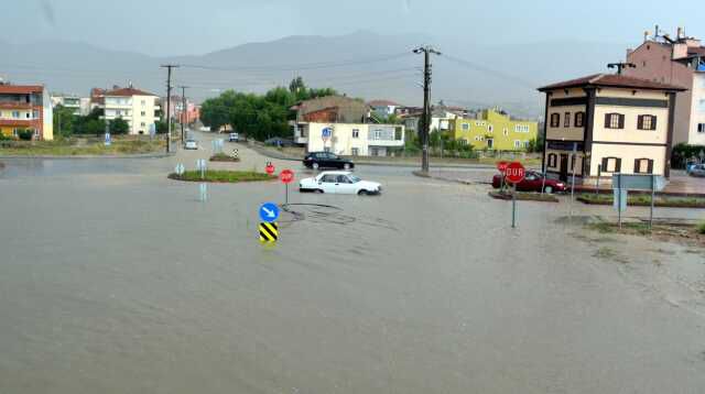 2 kentte can alan şiddetli yağış, yurt genelinde etkisini sürdürüyor! Meteoroloji'den 14 ile sarı, 2 ile turuncu uyarı var