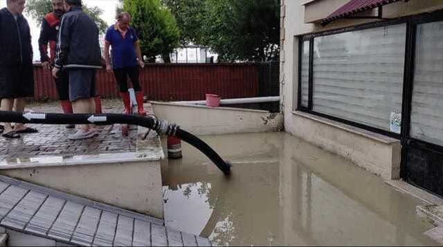 2 derenin taştığı Cide'de hayat durma noktasına geldi! Araçlar sular altında, evler havuz gibi