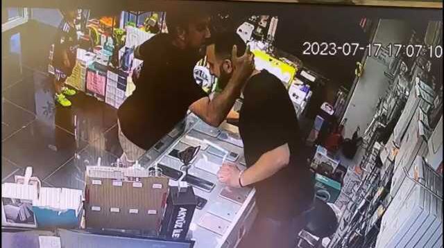 Trabzon'da Arap turistin çocuğu için seccade seren esnaf duygulandırdı