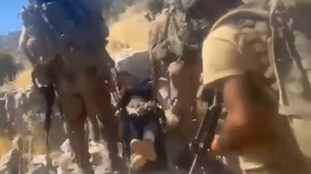 Komandolar operasyon bölgesinde yaralı yakalanan kadın teröristi sedyeyle taşıdı