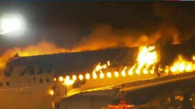 Tokyo Havalimanı'nda 2 uçak çarpıştı! Uçaklar yanarak enkaza döndü, 5 mürettebat hayatını kaybetti