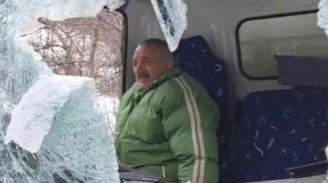 Dağdan kopan kaya parçası kamyonete saplandı! Bacakları ezilen sürücü kurtarılamadı