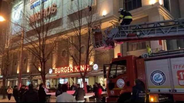 Ağaçta mahsur kalan kedi, kurtarıldığı sırada metrelerce yüksekten düştü