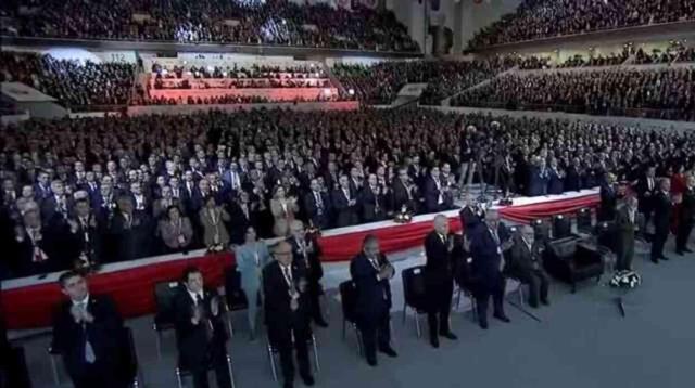 MHP'de büyük kurultay günü! Talihsiz bir kaza yaşayan Bahçeli'nin kürsüye kol askısıyla çıktığı görüldü