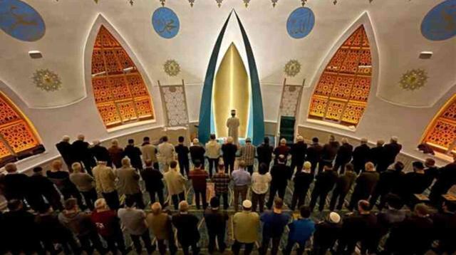 KURBAN BAYRAMI NAMAZI KILINIŞI | Kurban Bayramı namazı kaç rekat, nasıl kılınır? Bayram namazına nasıl niyet edilir, kaç tekbir alınır?