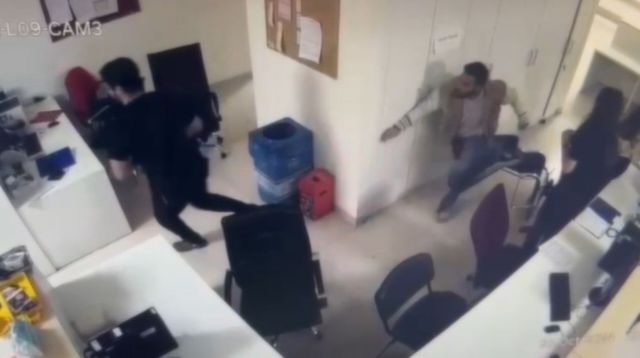 Öfkeli hasta yakını o sözü duyunca bankodan doktorun üzerine atladı