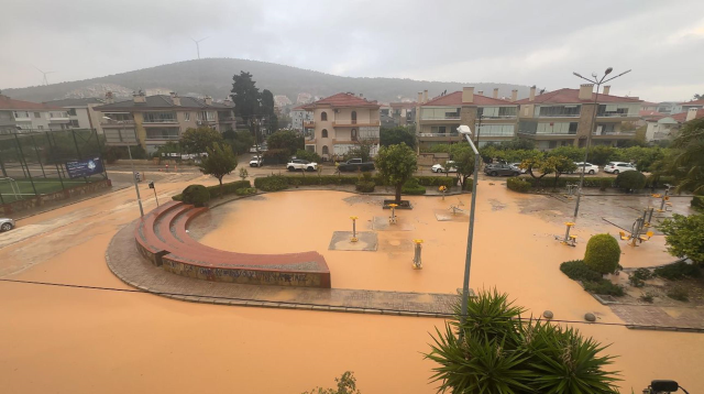İzmir'de pazar yerini göle döndü, masa ve sandalyeler akıntıda sürüklendi