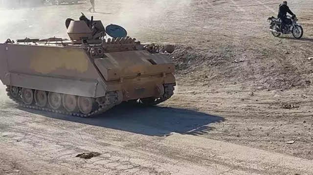 Münbiç'te halk teröristleri taş ve sopalarla kovalamaya başladı