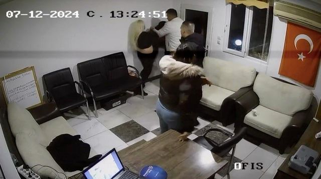 Mide bulandıran taciz iddiası! Gözü dönen anne, site görevlisini tekme tokat dövdü