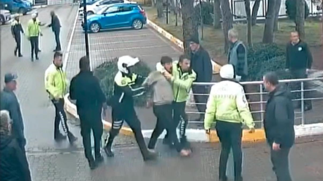 Denetimden kaçan sürücü saldırdığı polisin burnunu kırdı