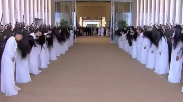 Abu Dabi'de Trump'a sıra dışı karşılama