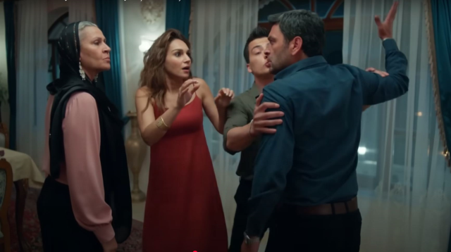 Coca-Cola reklamıyla tepkilerin odağındaki Uzak Şehir'de skandal sahne