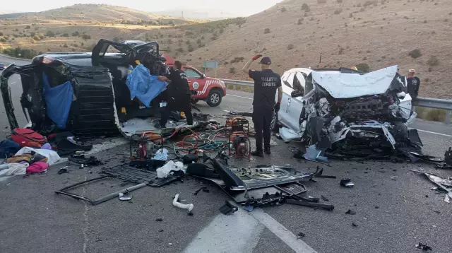 Hafif ticari araç ile otomobil kafa kafaya çarpıştı: 4 ölü, 2 yaralı