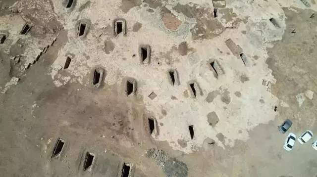 Turuş Kaya Mezarları'nda kazı çalışmaları sırasında ortaya çıkan mezar odalarından bir görüntü