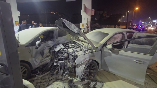 Çekmeköy akaryakıt istasyonunda çarpışan otomobiller