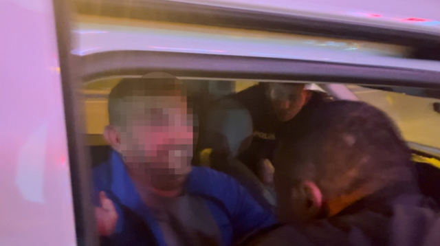 Duvarda asılı kalan aracın sürücüsü 'Trakyalıyım be ya' deyip polisi öpmeye kalktı