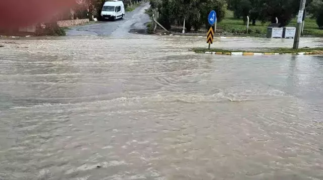 Kuşadası 30 dakikada yağışa teslim oldu, araçlar sele kapıldı
