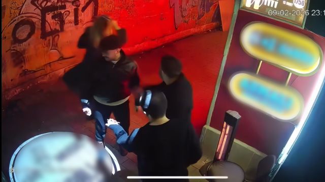 İyilik yapan esnaf aldığı karşılığa isyan etti! Kadın turistin son hareketine dikkat