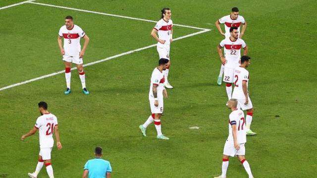 Milli Takım'da kavga skandalı! İki futbolcu birbirine girdi
