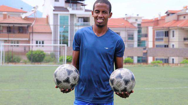 Futbolcu olma hayaliyle Türkiye'ye gelip dolandırılan Kenyalı İbrahim'e cami cemaati sahip çıktı