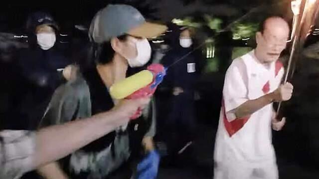 Görülmemiş protesto! Tarihi Olimpiyat meşalesi, oyuncak su tabancasıyla söndürüldü