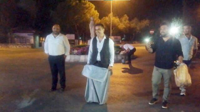 Bir gelenek olarak dünyaevine giren damada 3 saat boyunca eziyet çektirdiler