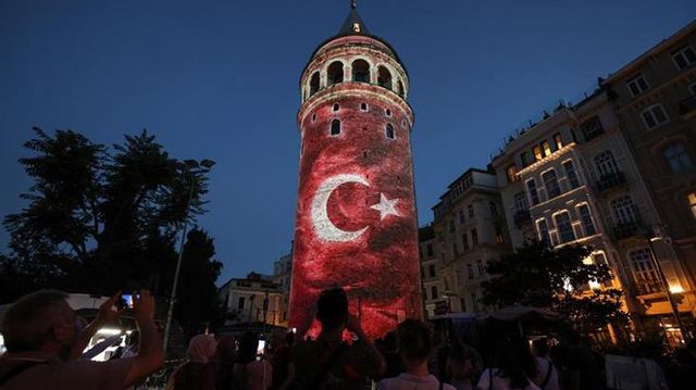 Galata Kulesi'nde 15 Temmuz'a özel mapping gösterisi duygu dolu anlar yaşattı