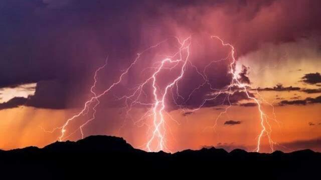 Sıcaklıkların 50 dereceye çıktığı Dubai'de dronelar yardımıyla yapay yağmur yağdırıldı