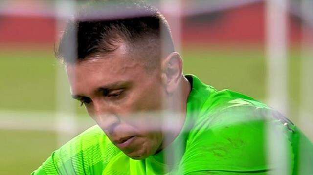 PSV maçında yaptığı iki kritik hatanın ardından Muslera gözyaşlarına boğuldu