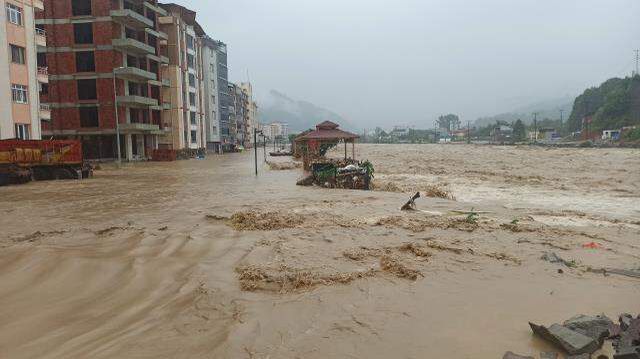 Rize'nin ardından Artvin de sele teslim! Mahsur kalan vatandaşlar böyle kurtarıldı
