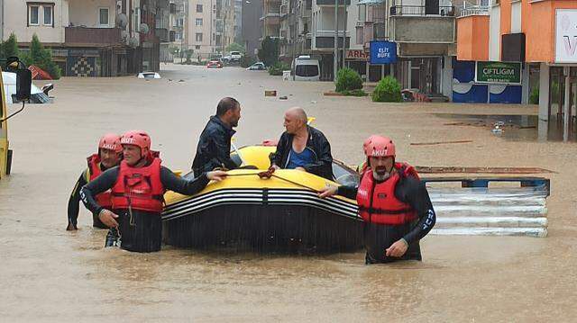 Rize'nin ardından Artvin de sele teslim! Mahsur kalan vatandaşlar böyle kurtarıldı