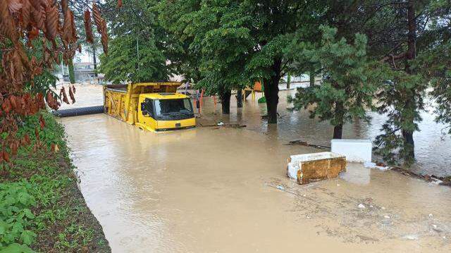 Rize'nin ardından Artvin de sele teslim! Mahsur kalan vatandaşlar böyle kurtarıldı