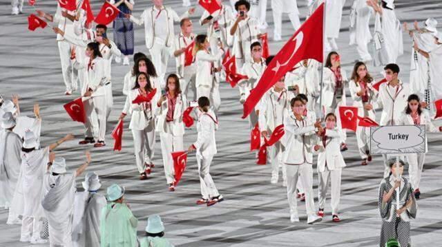 Tokyo Olimpiyatları muhteşem törenle açıldı! Bayrağımızı Merve Tuncel ile Berke Saka taşıdı